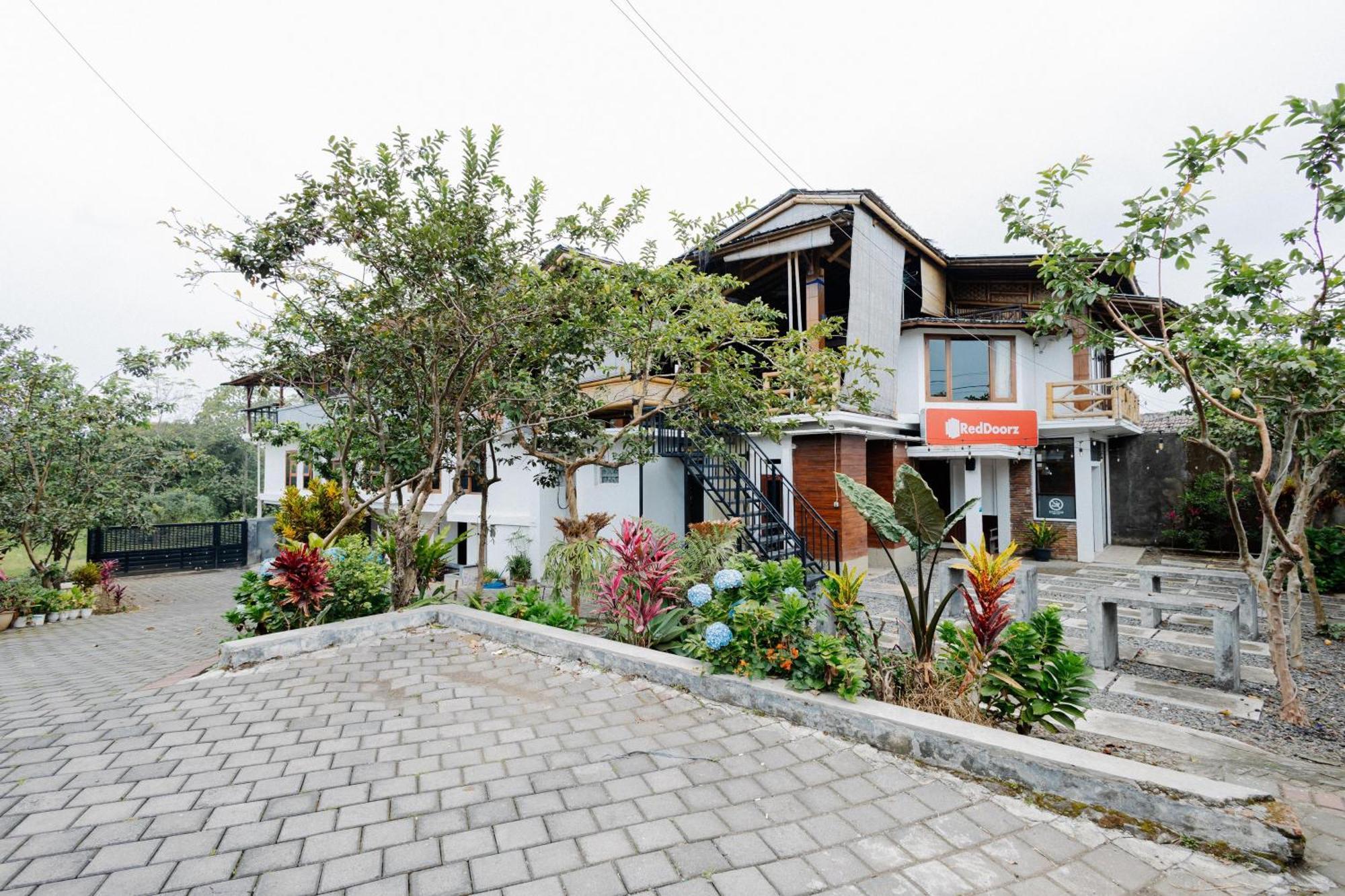Reddoorz Syariah At Wisma Djokorio Poncokusumo Malang Exterior foto