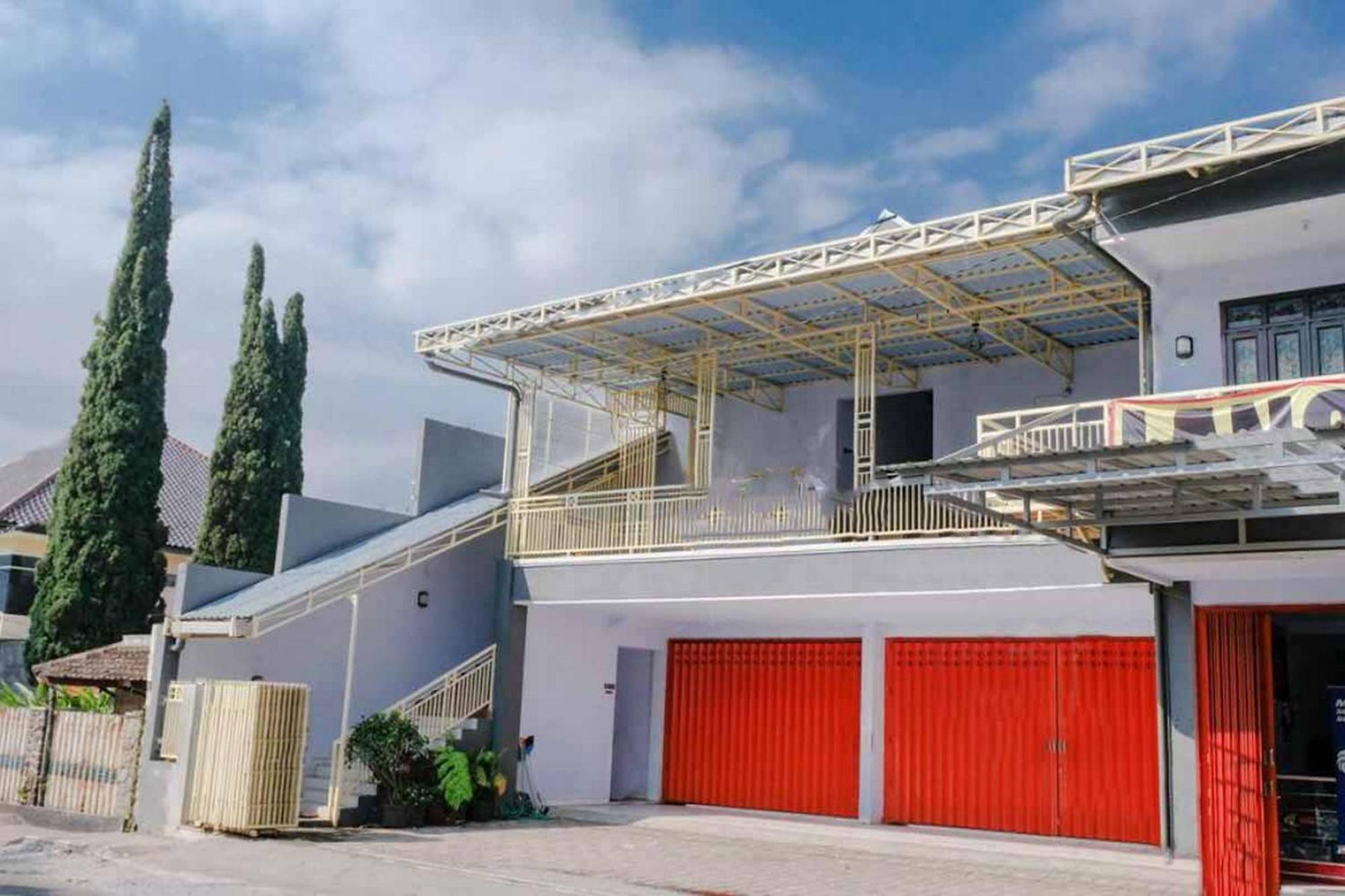 Reddoorz Syariah At Wisma Djokorio Poncokusumo Malang Exterior foto