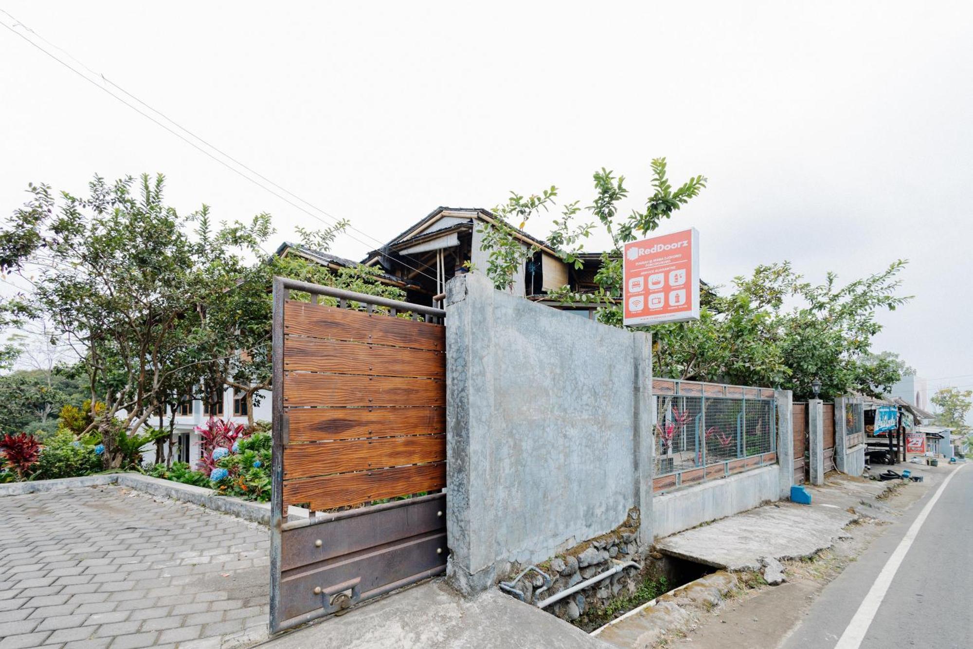 Reddoorz Syariah At Wisma Djokorio Poncokusumo Malang Exterior foto
