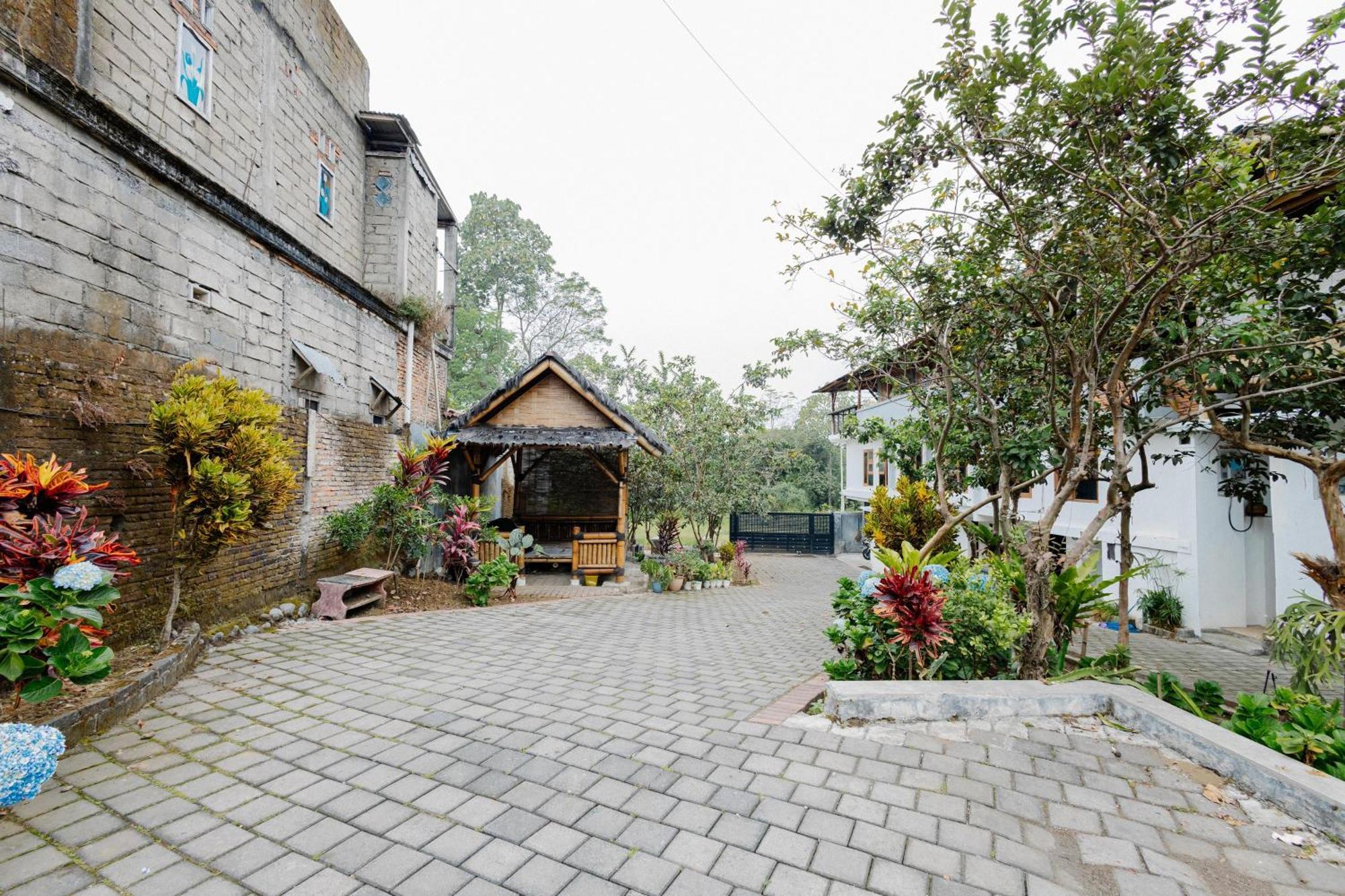 Reddoorz Syariah At Wisma Djokorio Poncokusumo Malang Exterior foto