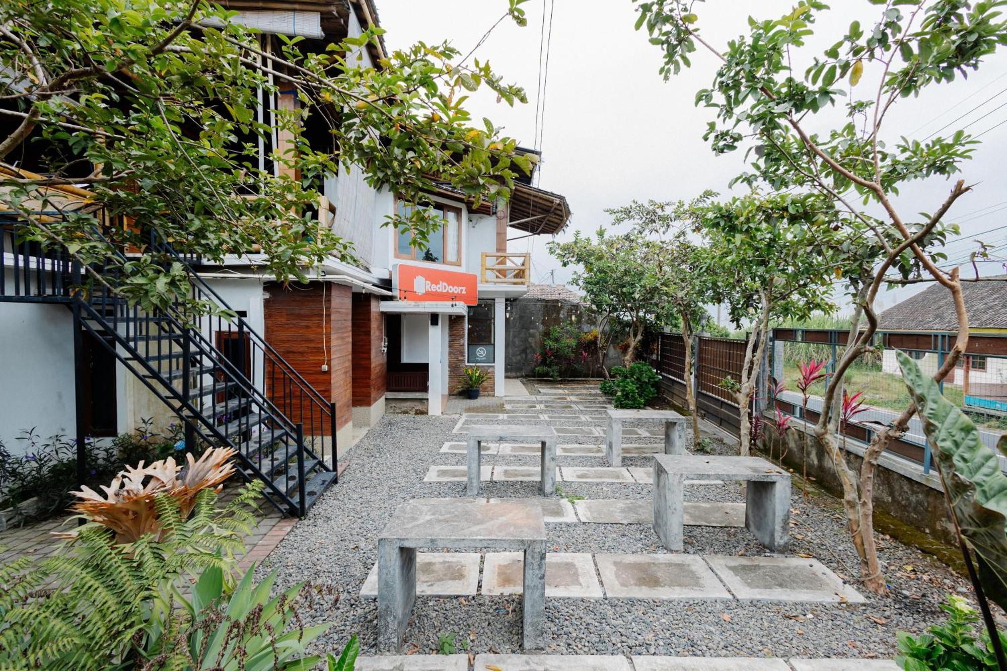 Reddoorz Syariah At Wisma Djokorio Poncokusumo Malang Exterior foto