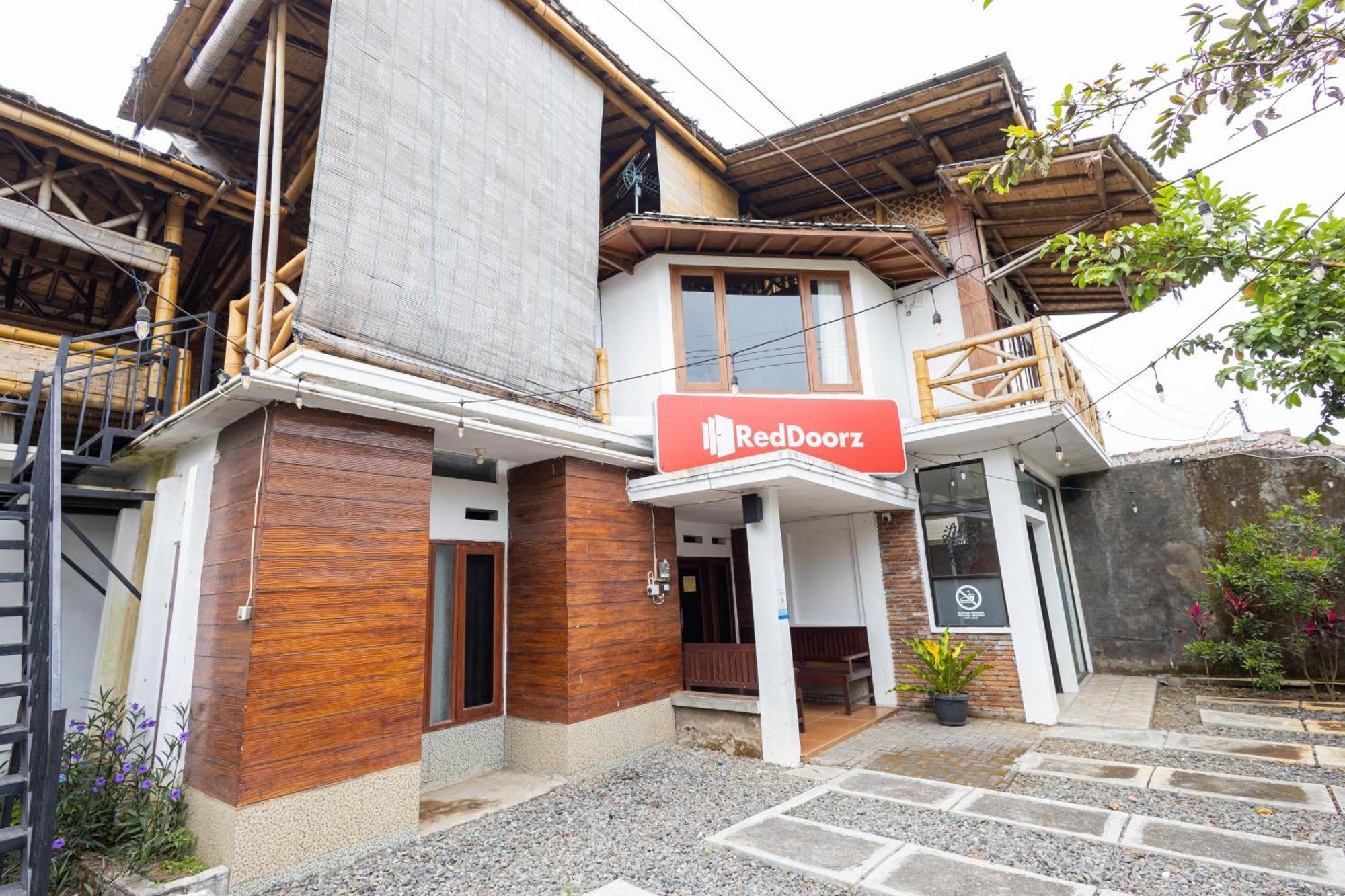 Reddoorz Syariah At Wisma Djokorio Poncokusumo Malang Exterior foto