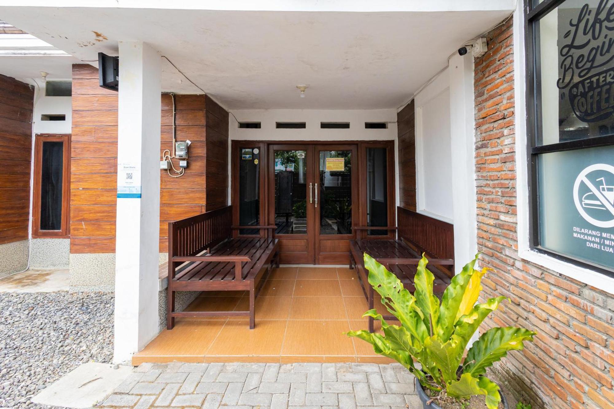 Reddoorz Syariah At Wisma Djokorio Poncokusumo Malang Exterior foto